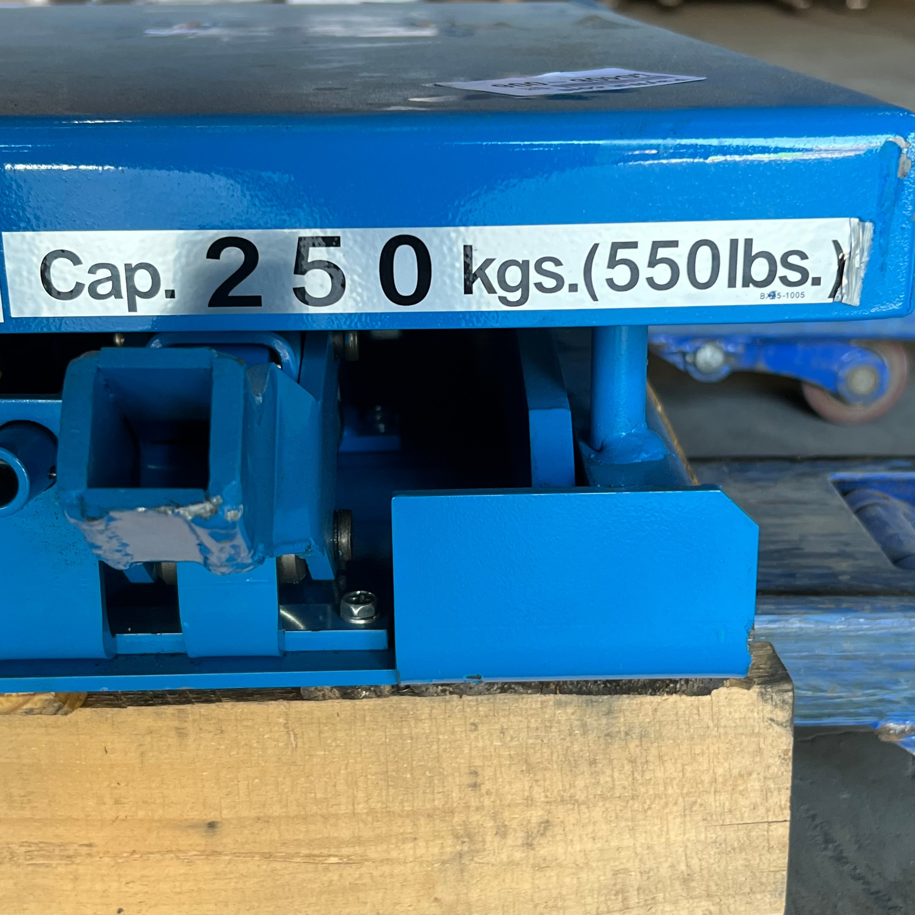 VERSACE Hydraulic Lift Table Max Cap 550 Lbs 20"W x 32"L x 6"-28"H Blue X25CNBI