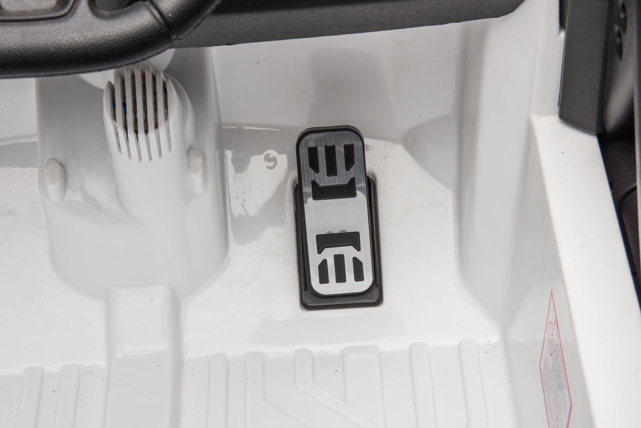12V7A 30W*2 Four-Wheel Drive Seat One Button Start, Forward And Backward, High And Low Speed, Music, Front Light, Power Display, Two Doors Can Open, 2.4G R / C, Seat Belt Four Wheel Absorber