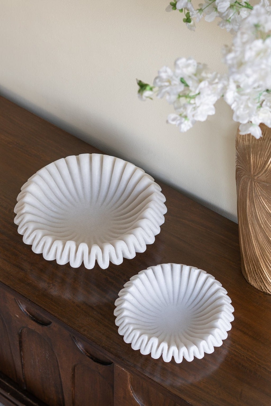 D9.5x2.5' Wavy Sand and Resin Bowl with Textured White Finish
