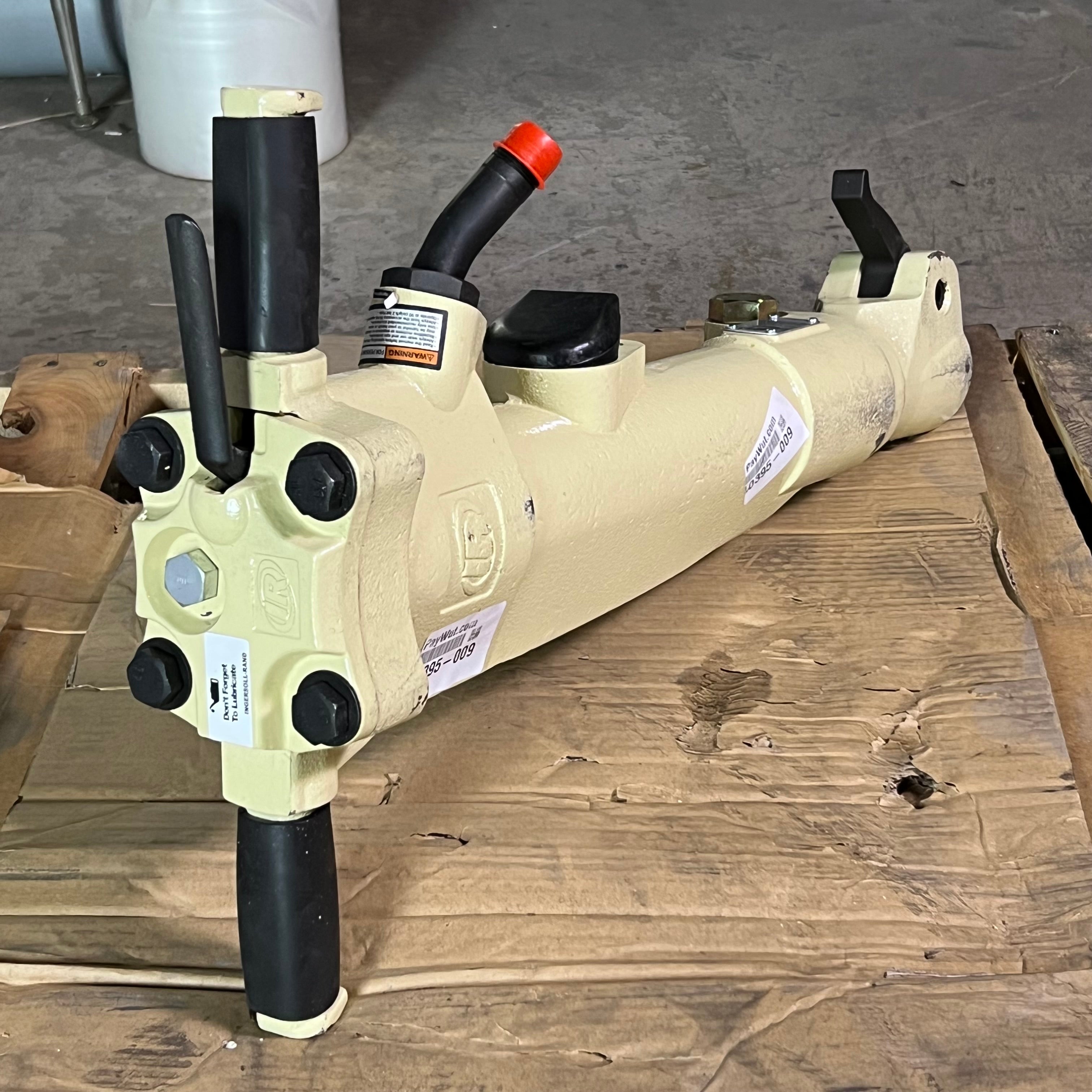 INGERSOLL RAND Air Paving Breaker Pmax 90 Psi/6.2 bar, Beige MX90A