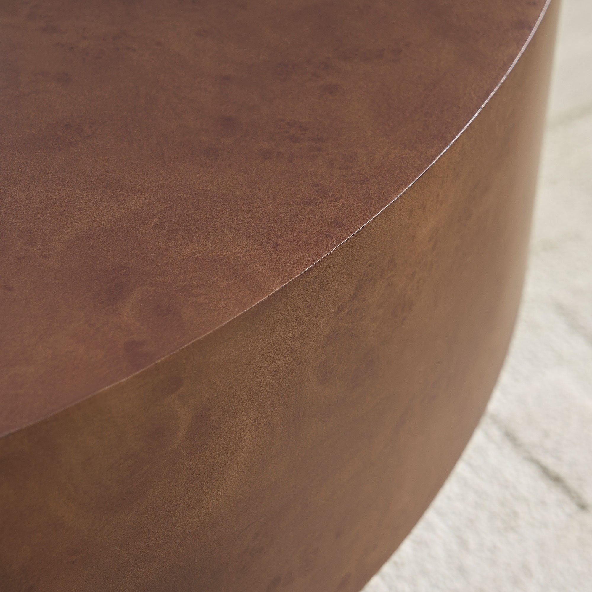 31.49'' Faux Burl Wood Pattern Round Coffee Table with Sturdy Pedestal