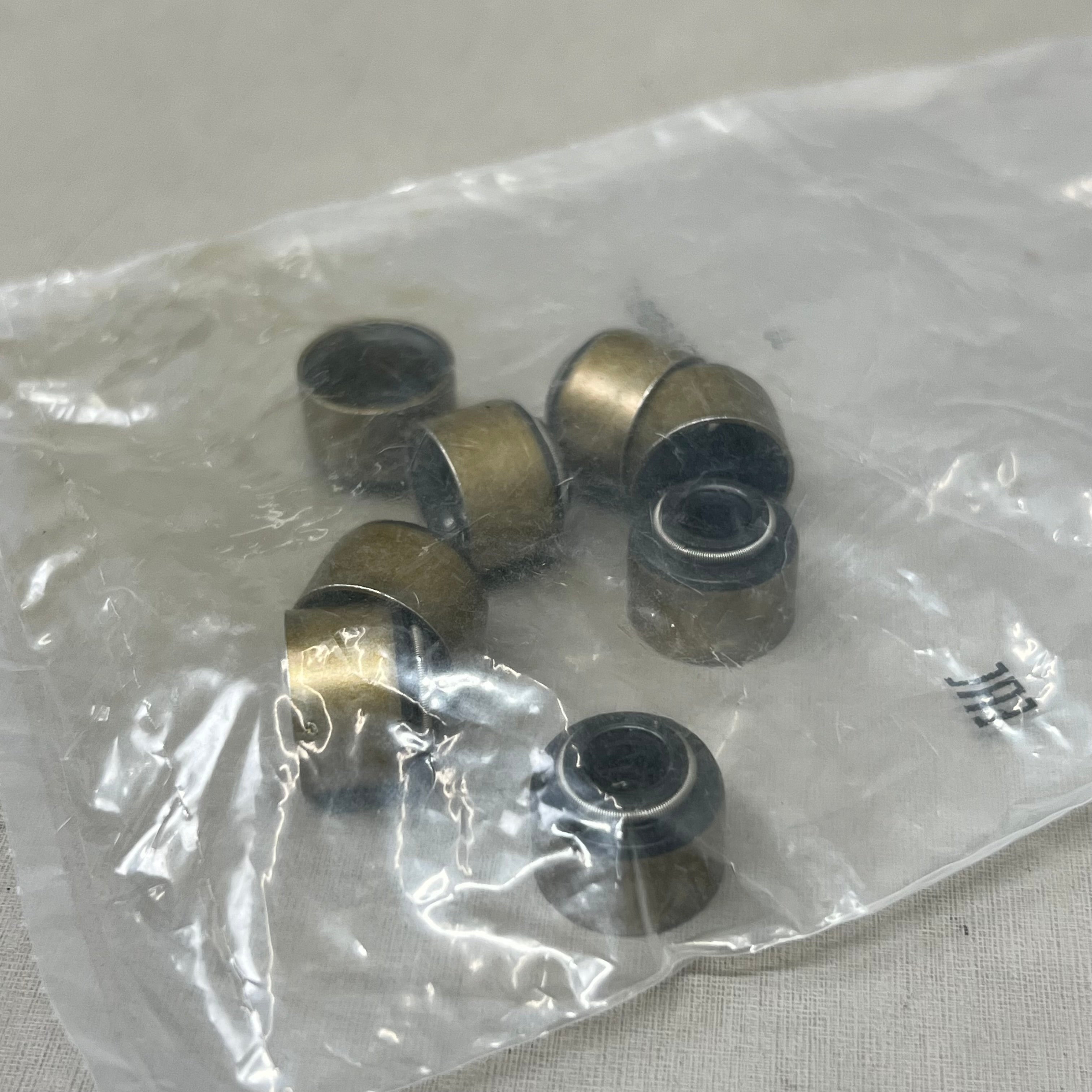 MAHLE (8 Piece) Engine Valve Stem Oil Seal Set For Porsche SS45798A