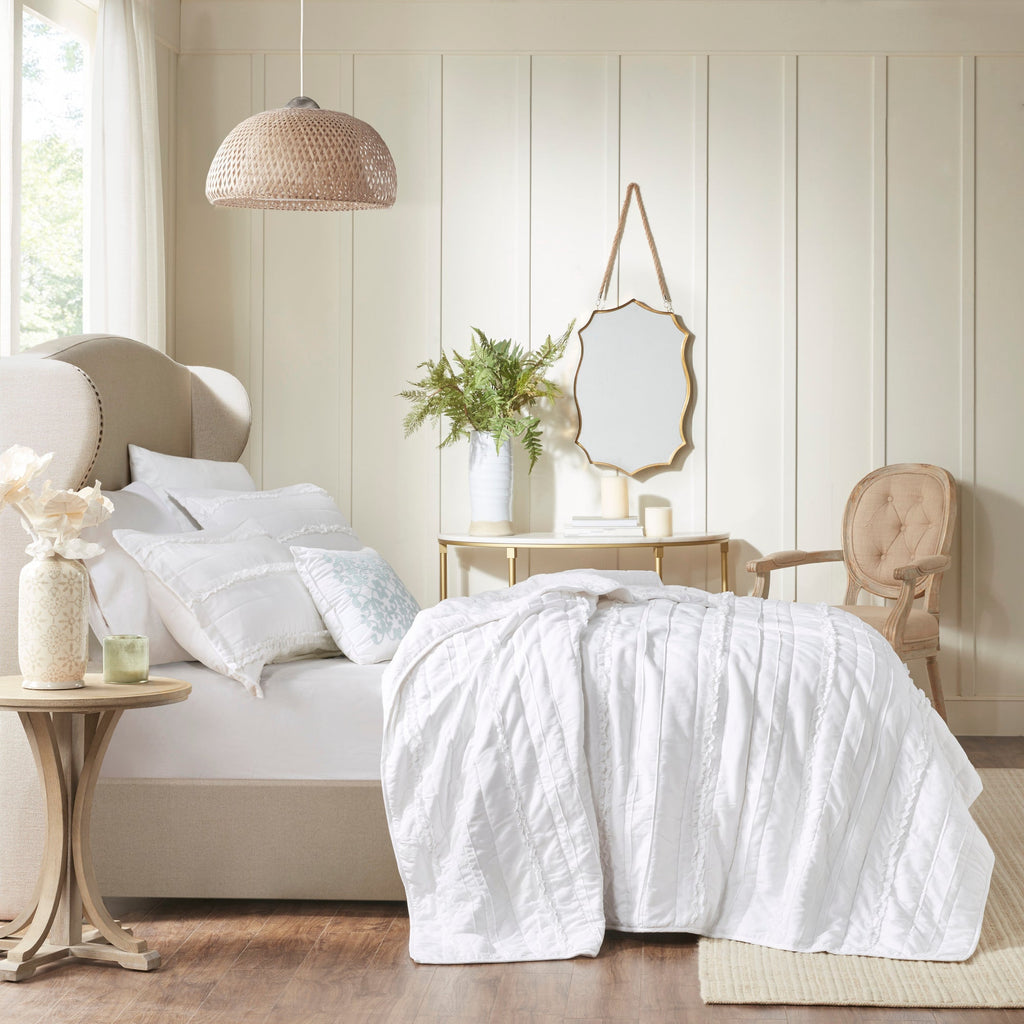 4 Piece Reversible Ruffle Quilt Set with Throw Pillow White King/Cal King