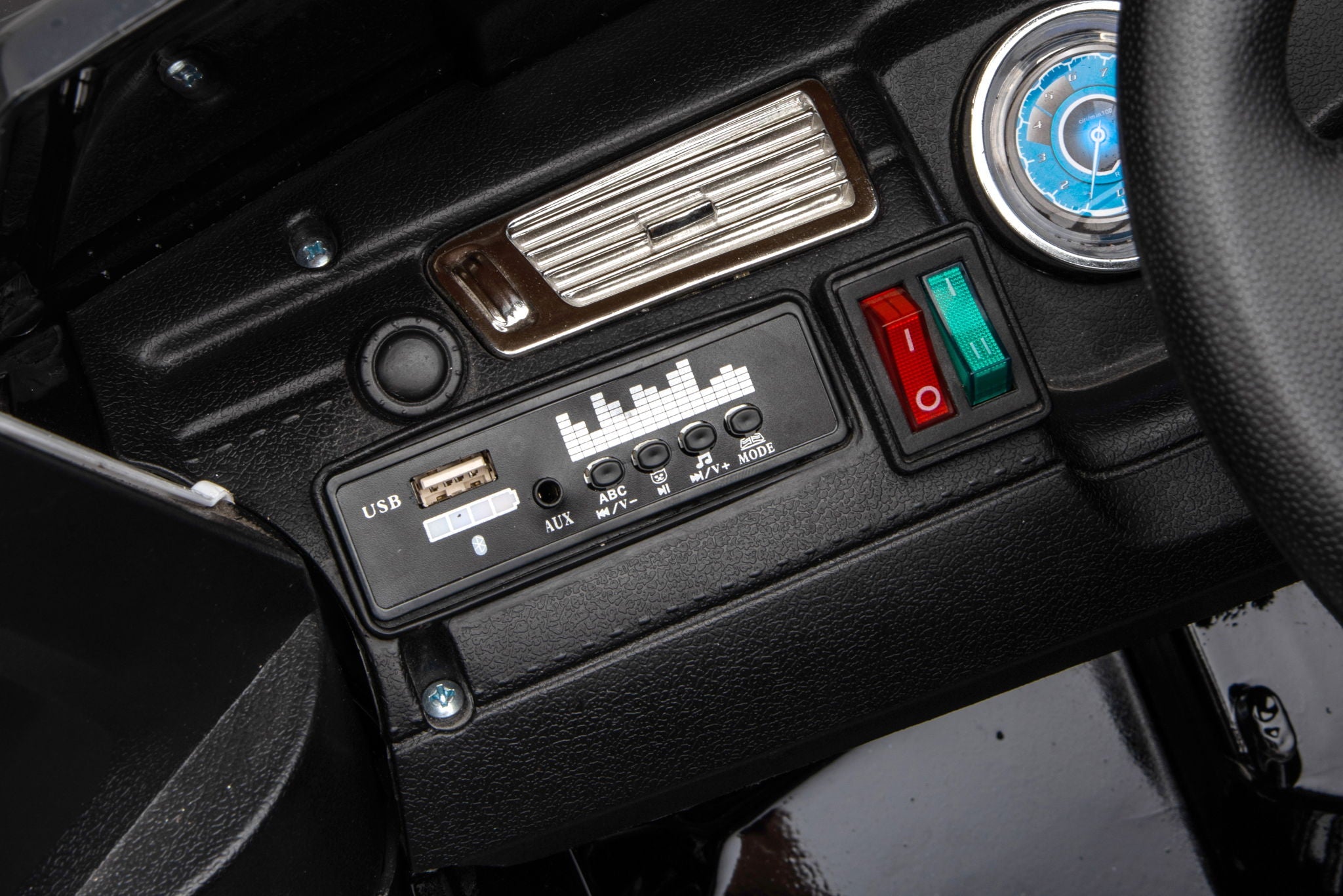 12V7A 30W*2 Four-Wheel Drive Seat One Button Start, Forward And Backward, High And Low Speed, Music, Front Light, Power Display, Two Doors Can Open, 2.4G R / C, Seat Belt Four Wheel Absorber
