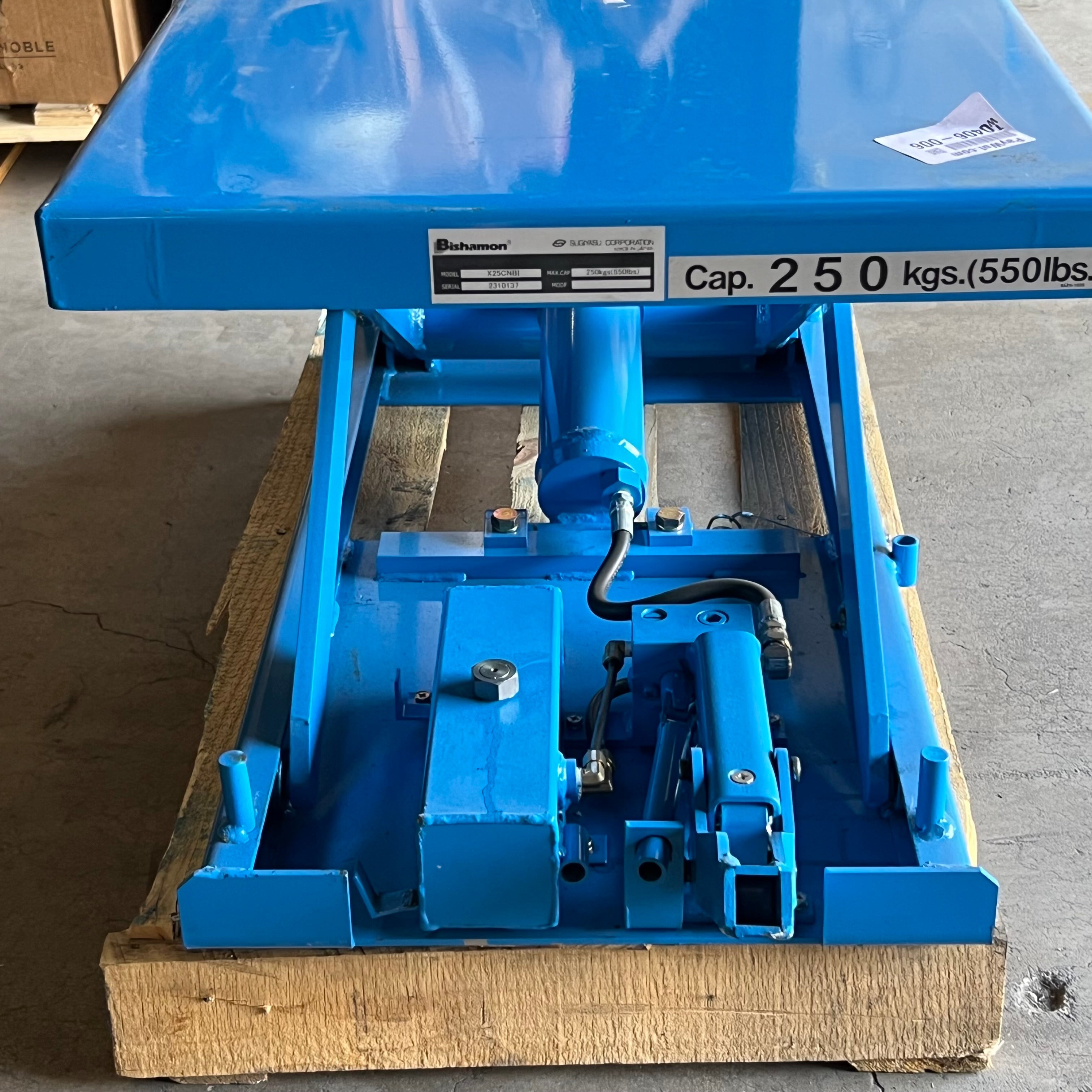 VERSACE Hydraulic Lift Table Max Cap 550 Lbs 20"W x 32"L x 6"-28"H Blue X25CNBI
