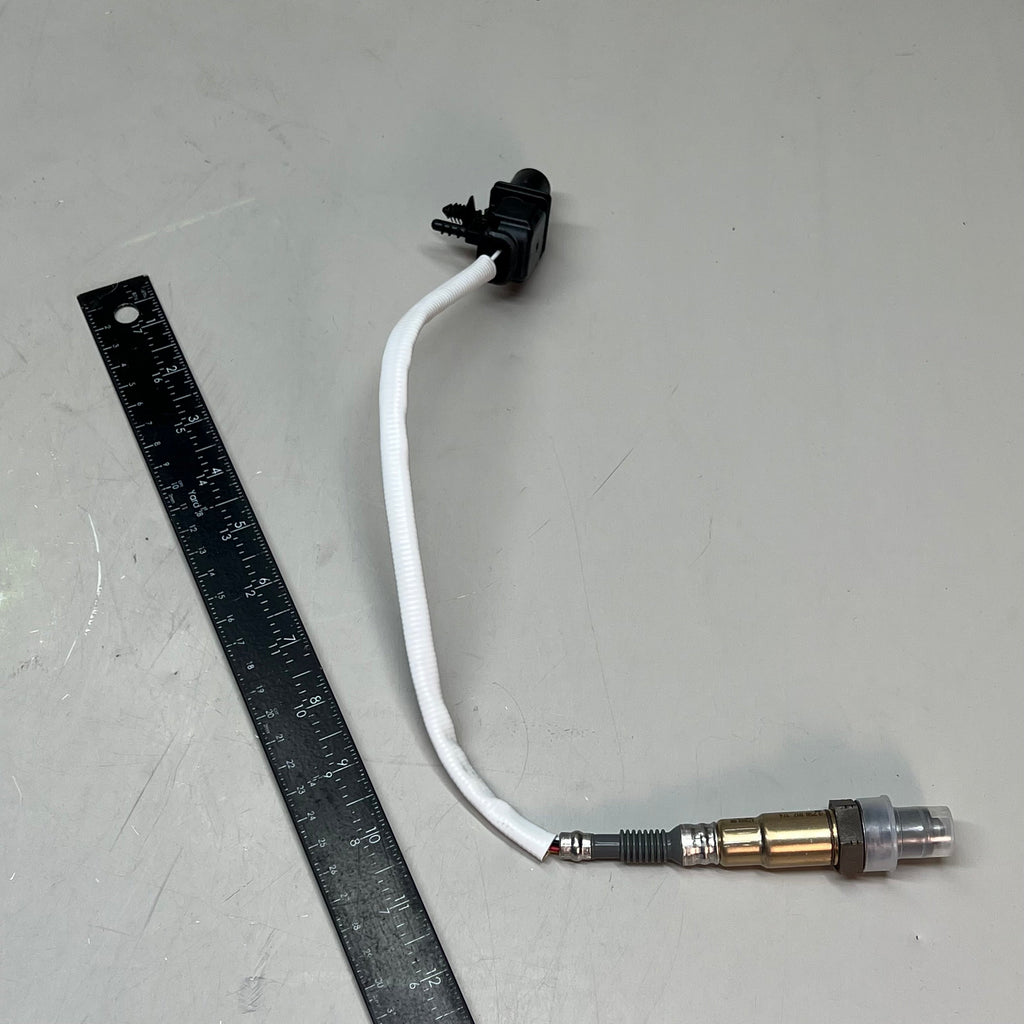 BOSCH Oxygen Sensor Threaded Mounting Man Connector OE Quality 17475