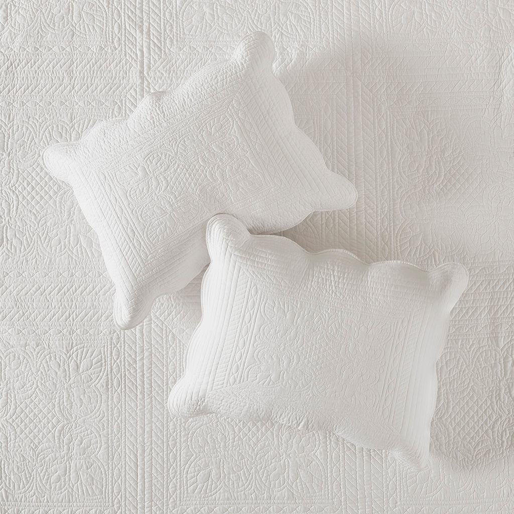 3 Piece Reversible Scalloped Edge Quilt Set White Full/Queen