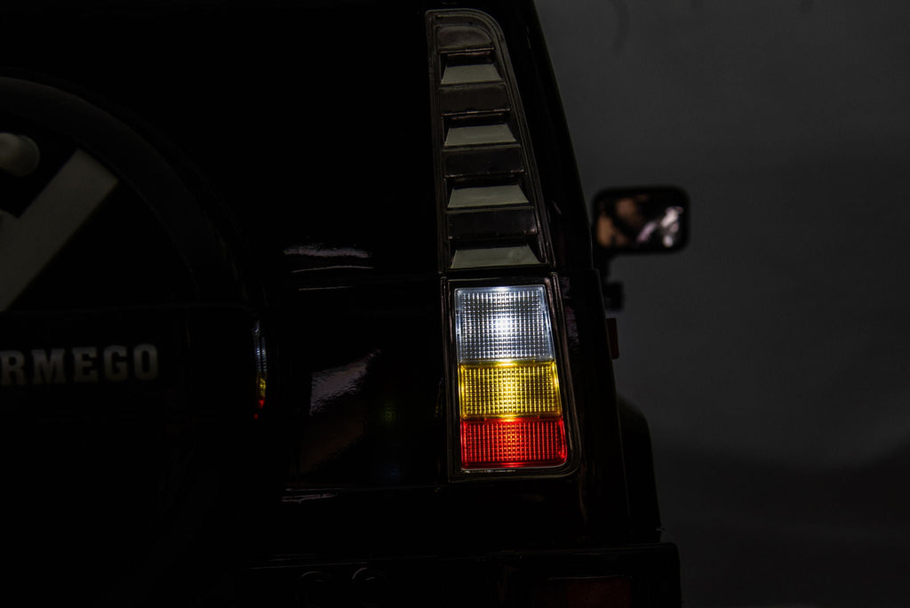 12V7A 30W*2 Four-Wheel Drive Seat One Button Start, Forward And Backward, High And Low Speed, Music, Front Light, Power Display, Two Doors Can Open, 2.4G R / C, Seat Belt Four Wheel Absorber