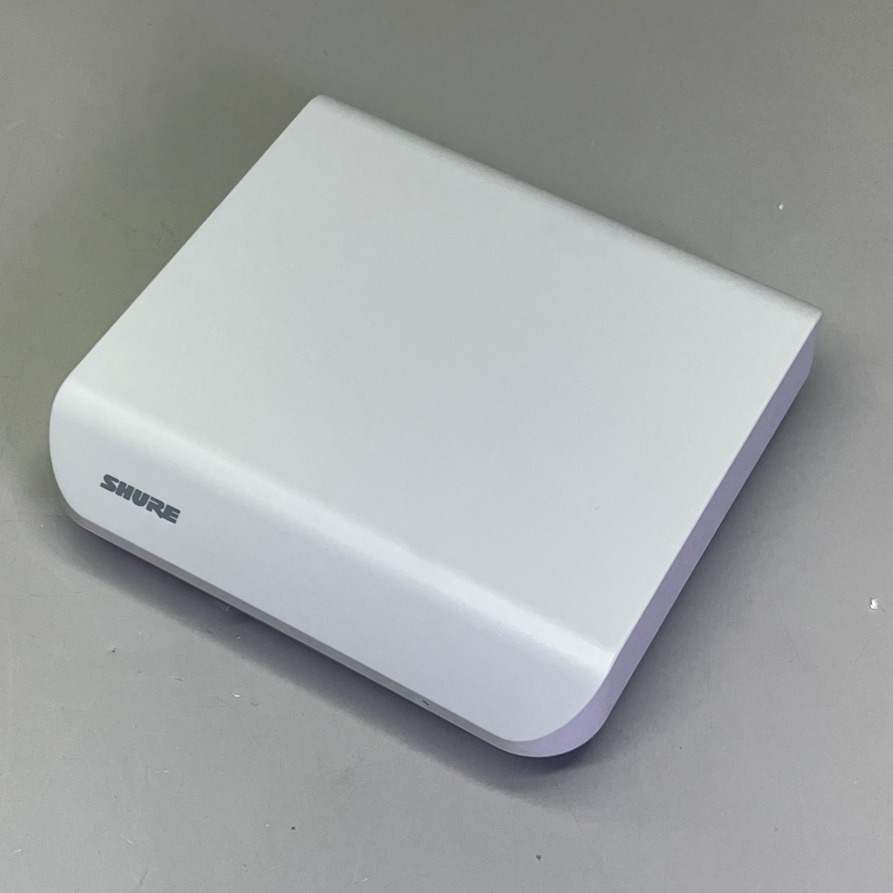 SHURE Wall-Mounted Wideband RF Coverage Panel Antenna 470-698 MHz White