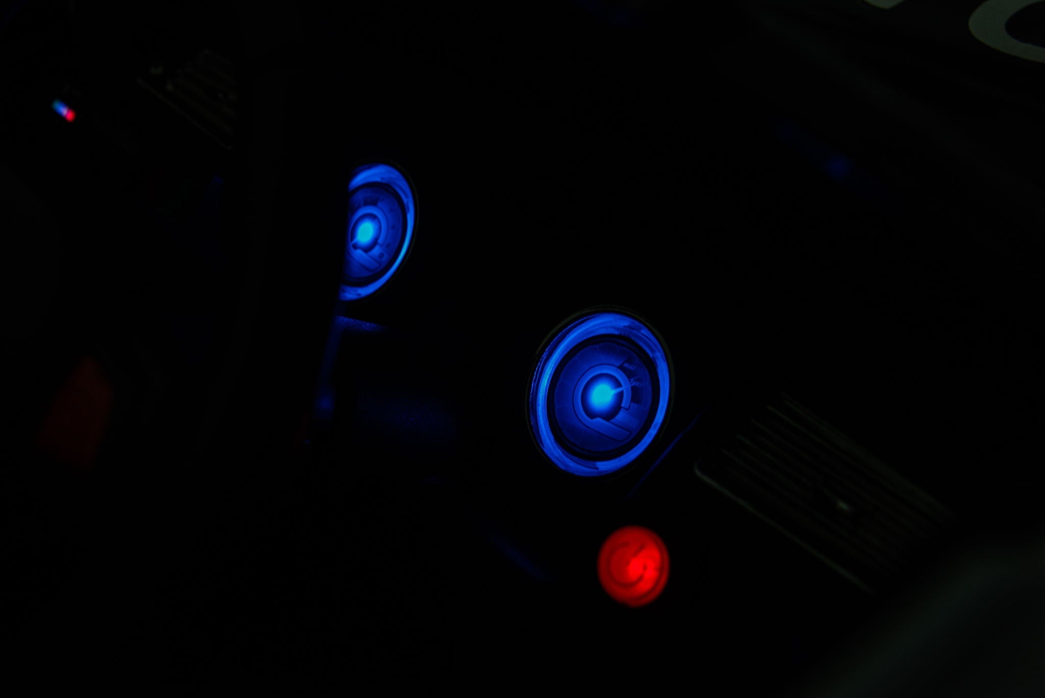 12V7A 30W*2 Four-Wheel Drive Seat One Button Start, Forward And Backward, High And Low Speed, Music, Front Light, Power Display, Two Doors Can Open, 2.4G R / C, Seat Belt Four Wheel Absorber