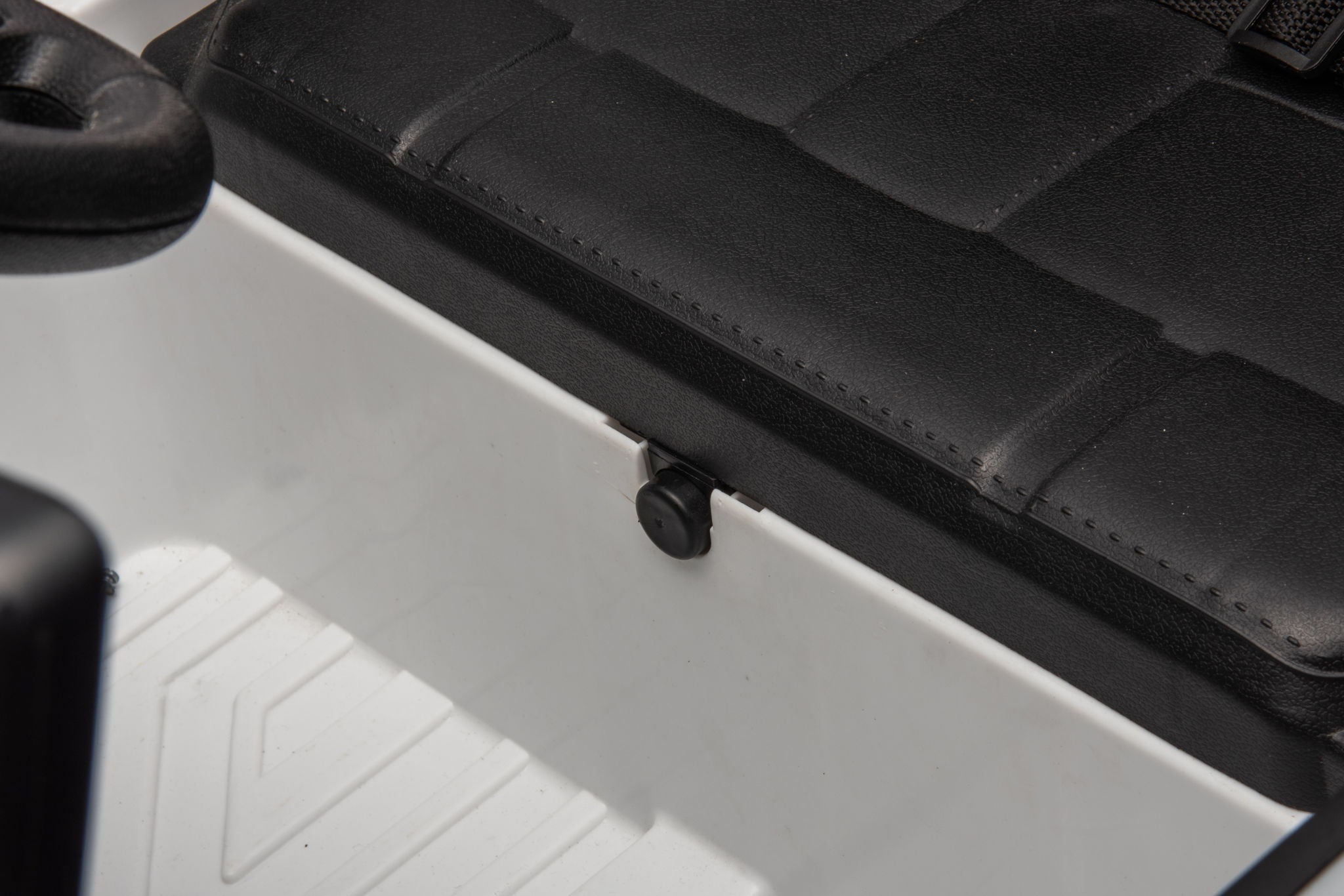 12V7A 30W*2 Four-Wheel Drive Seat One Button Start, Forward And Backward, High And Low Speed, Music, Front Light, Power Display, Two Doors Can Open, 2.4G R / C, Seat Belt Four Wheel Absorber