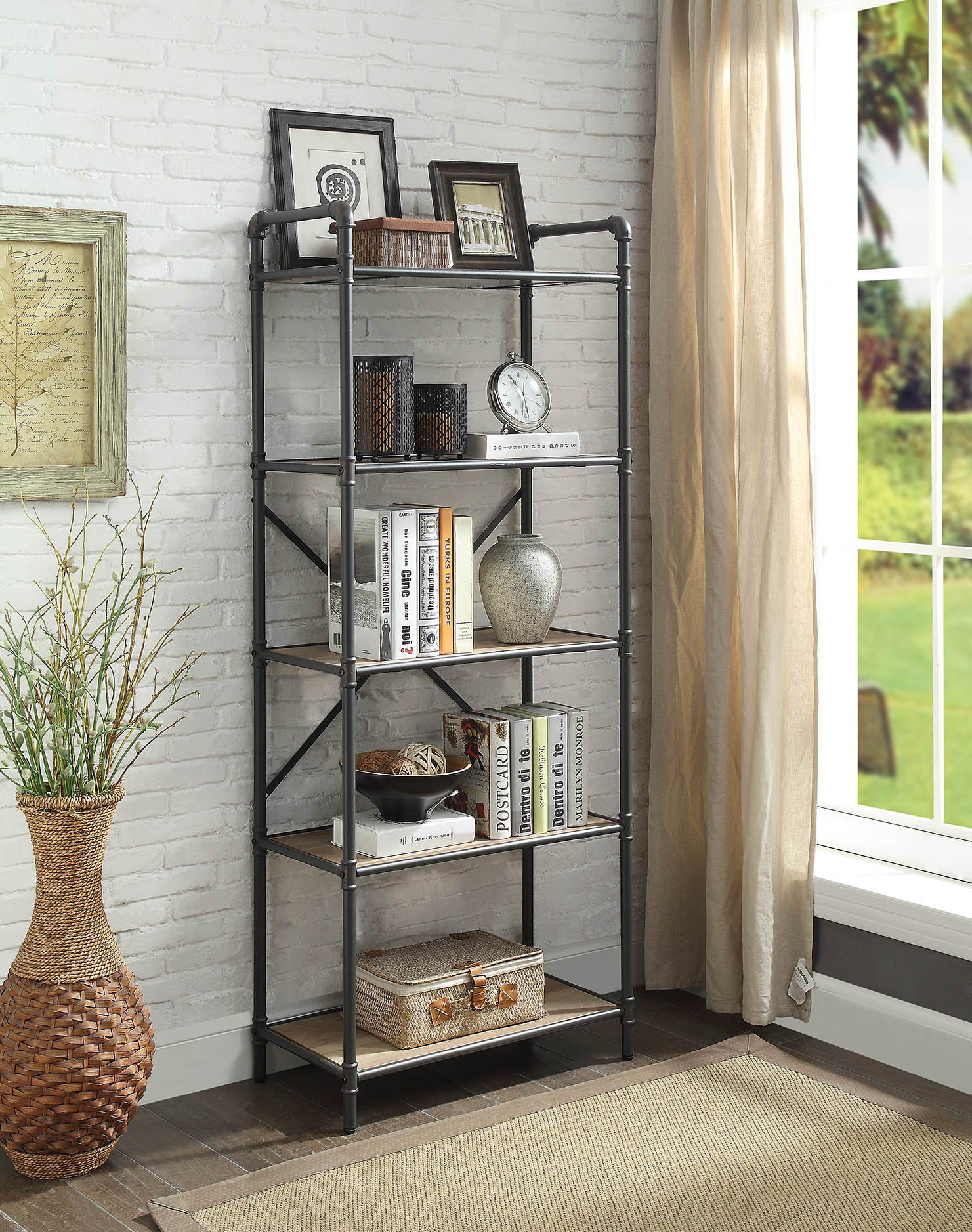 Itzel - Bookshelf
