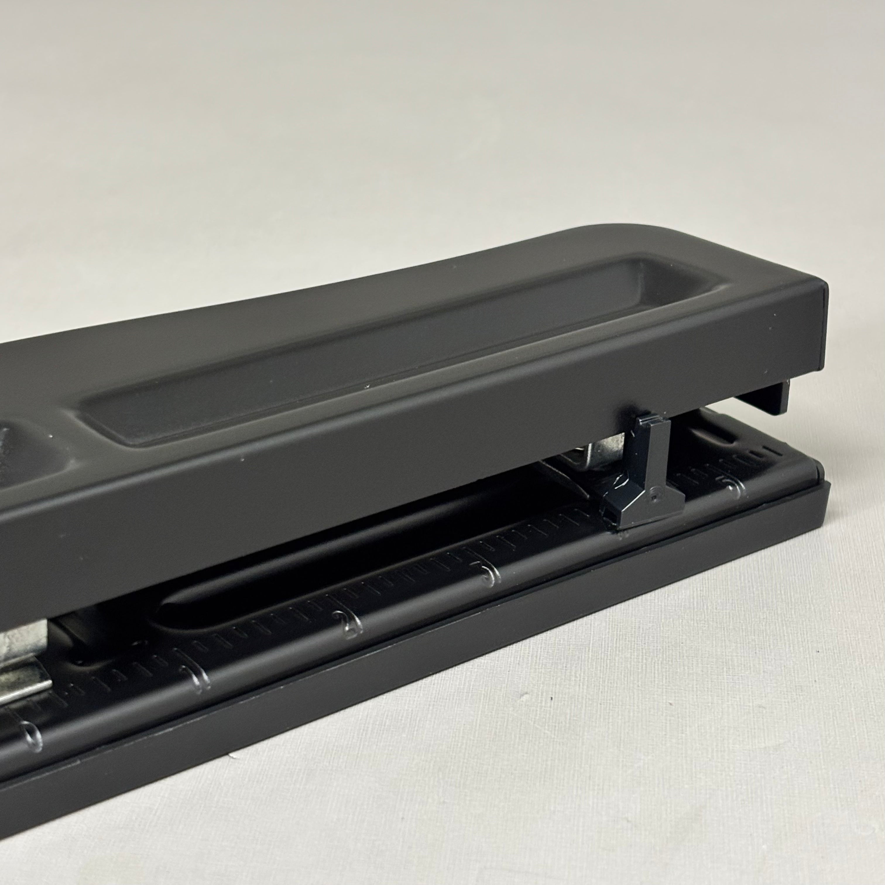 STAPLES Jam Paper Metal 3 Hole Punch 10 Sheet Capacity ST24539