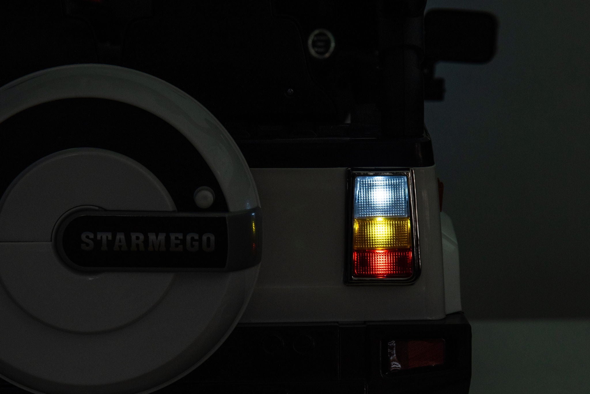12V7A 30W*2 Four-Wheel Drive Seat One Button Start, Forward And Backward, High And Low Speed, Music, Front Light, Power Display, Two Doors Can Open, 2.4G R / C, Seat Belt Four Wheel Absorber