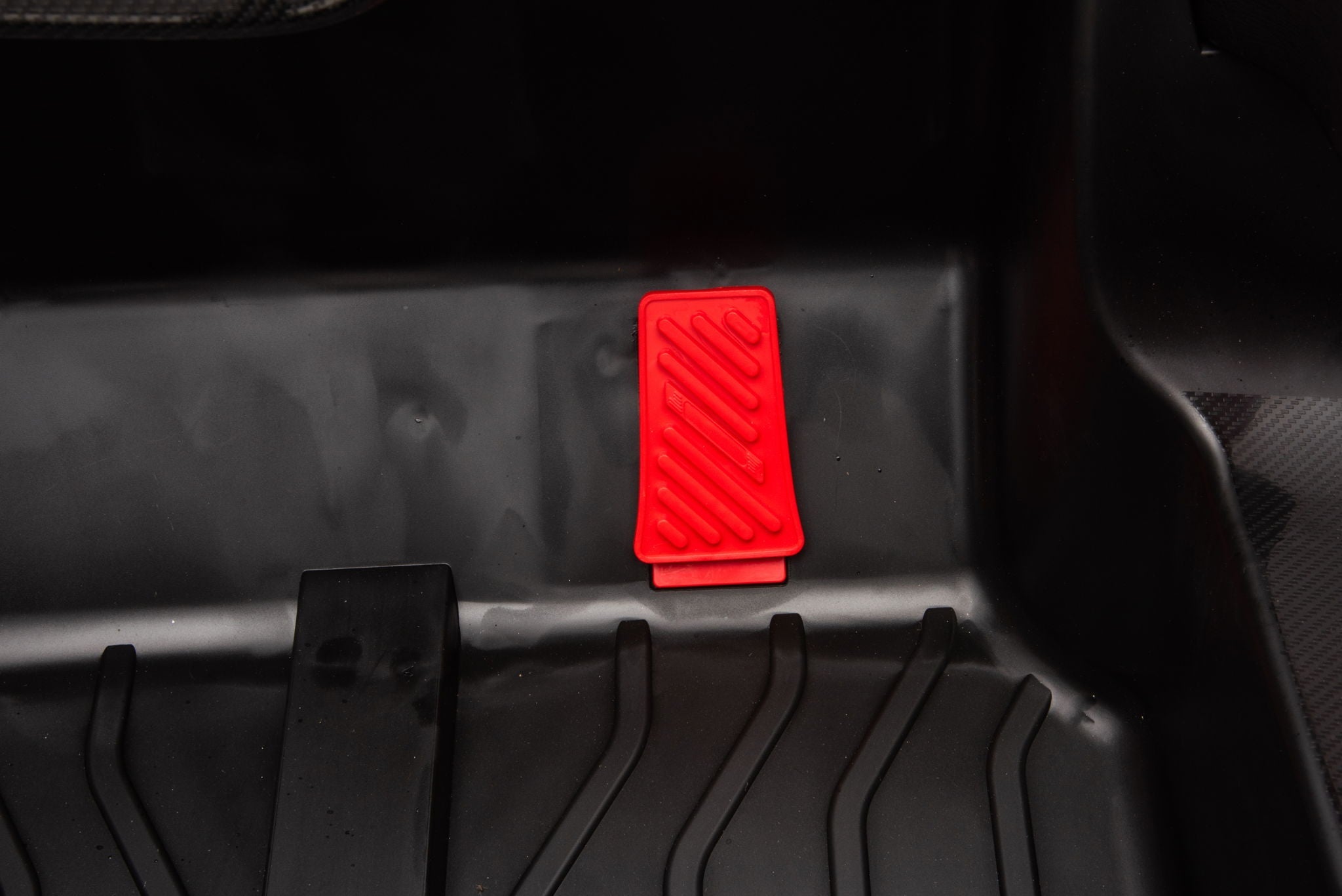 12V7A*1 30W*4 Four-Wheel Drive Seat One Button Start, Forward And Backward, High And Low Speed, Music, Front Light, Power Display, Two Doors Can Open, 2.4G R / C, Seat Belt Four Wheel Absorber